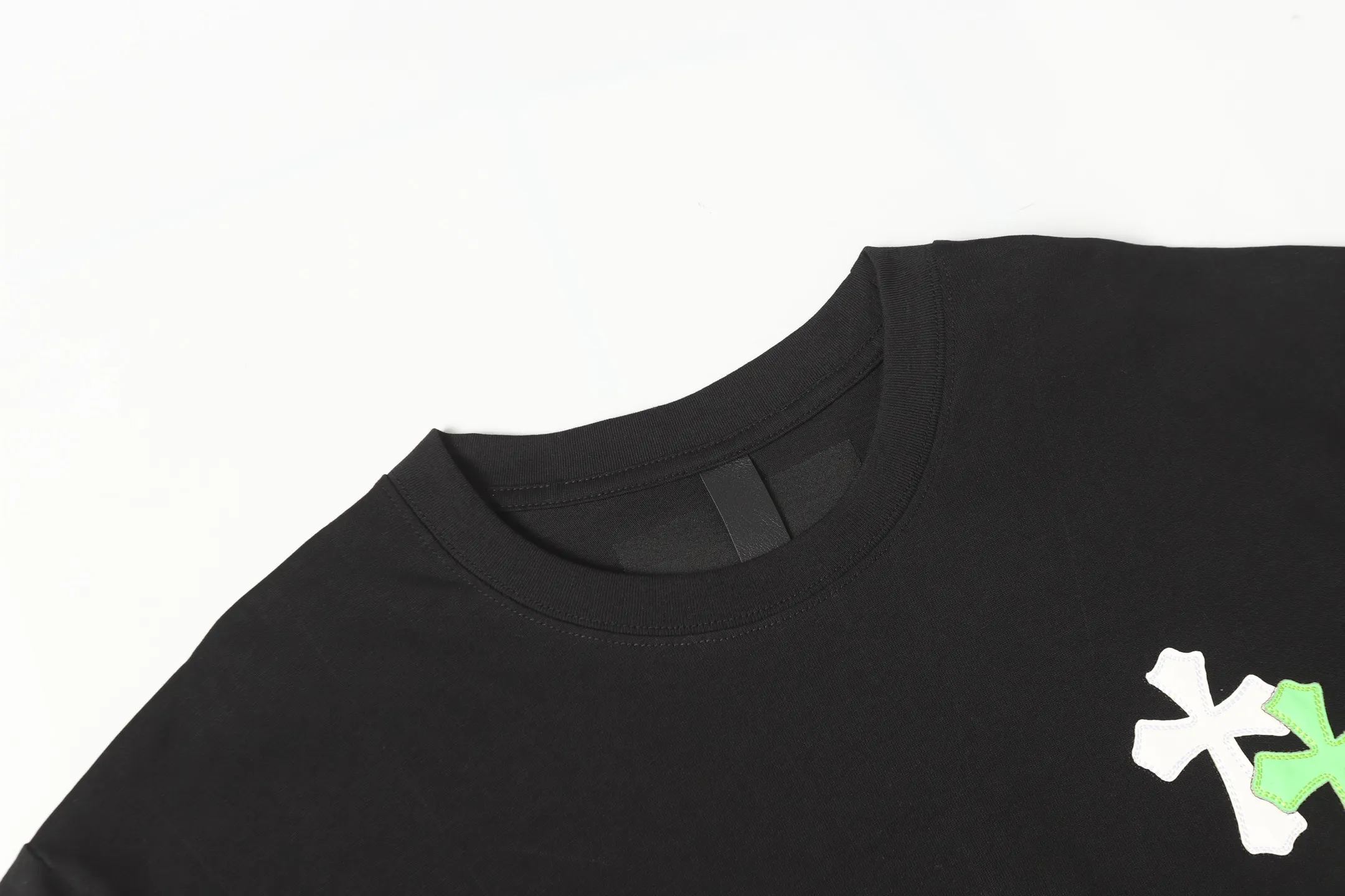 P170 Chrome Hearts CH Chrome Hearts leather cross short-sleeved T-shirt Uses direct injection imported machine printing Hardware and accessories are all milled and customized Correctly configured Black 2025 Chrome Hearts authentic packaging 280 grams of custom-dyed double-yarn cotton Large version Loose and stylish Different from lower versions The slim and long version The upper body pulls the hips 100% commitment: top quality Do not make fast food The highest version on the market Top quality - different from the ordinary versions in the market If you care about quality You must also respect the price. Absolutely zero after-sales service. The return rate so far is 0. It’s hard not to love the style. - 280g double yarn cotton custom-dyed fabric. - Correct high-density main mark. Washed tag. Hand-sewn.